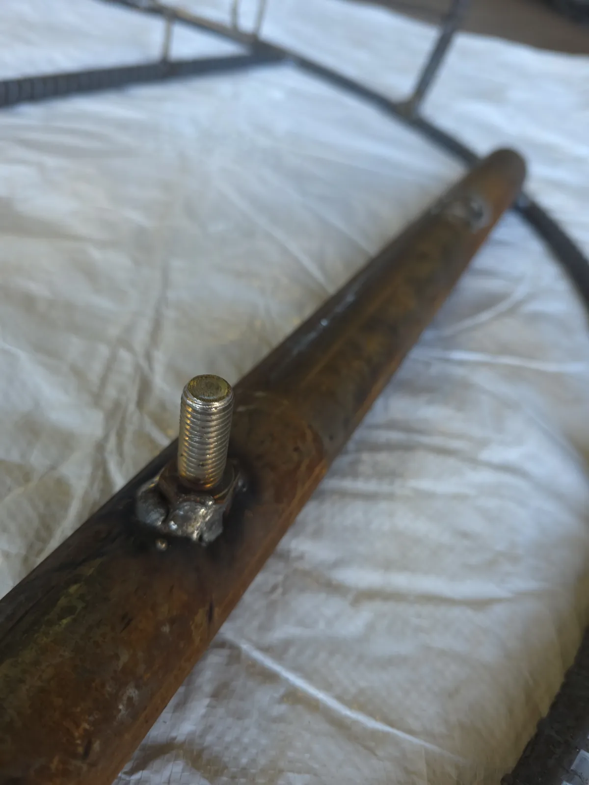 Bolt for the zinc welded onto a round weight bar on a bare CCP trap