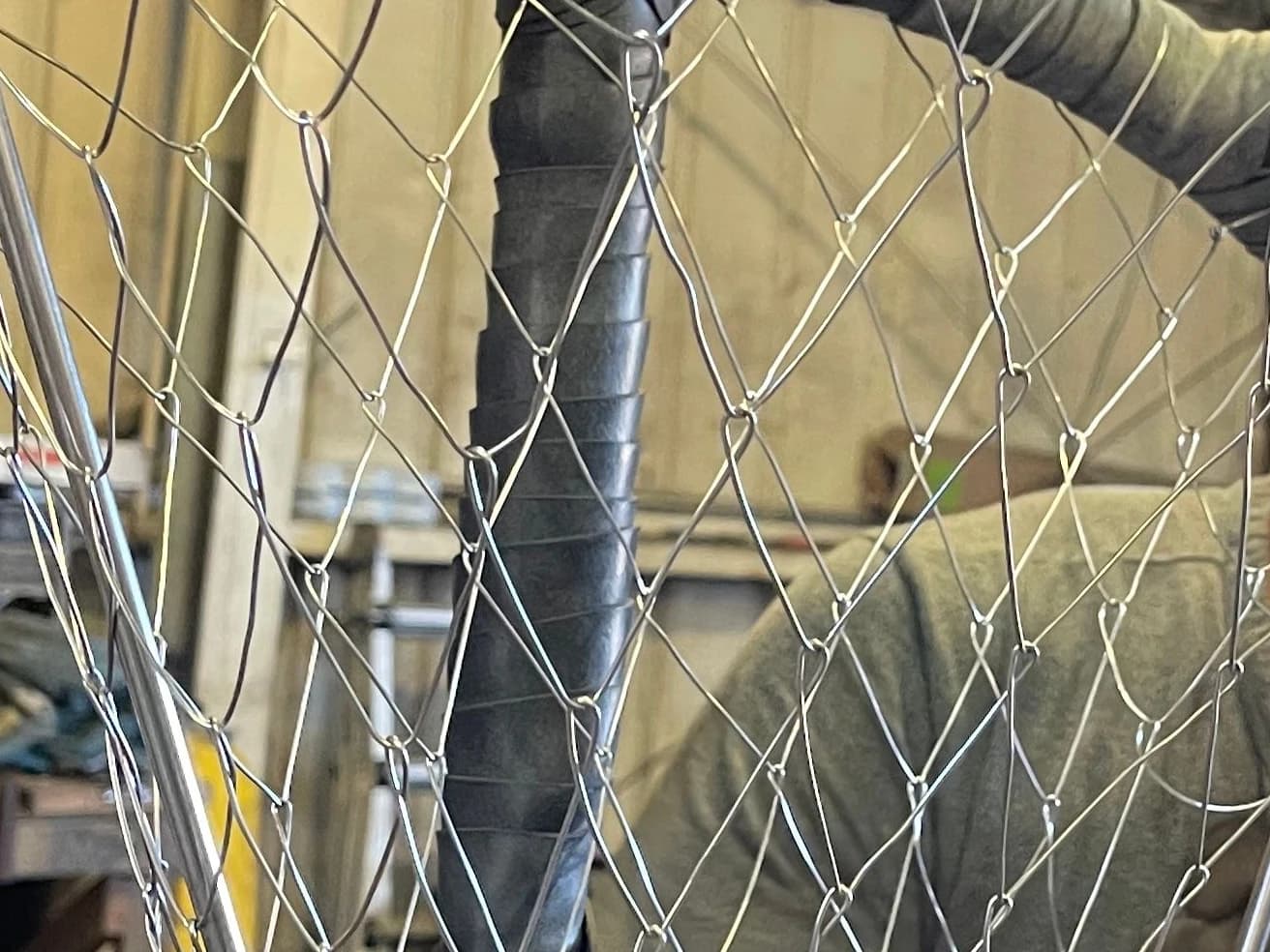 Close view of individual wire loops joining the diamond mesh on a CCP pot